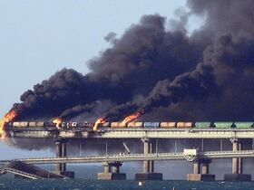 Une fumée noire s'échappe d'un incendie sur le pont de Kertch qui relie la Crimée à la Russie, après l'explosion d'un camion, près de Kertch, le 8 octobre 2022.