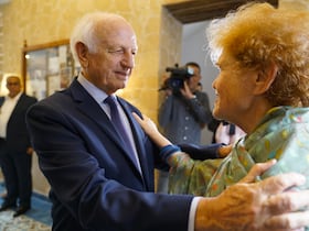 Deborah Lipstadt, Envoyée spéciale du gouvernement américain pour la lutte le racisme et l’antisémitisme, accueillie à Essaouira, le 11 mais 2023, par André Azoulay, conseiller du Roi et Président de l’association Essaouira-Mogador.