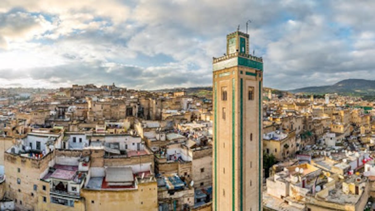 Fès. Fondée par Idris 1er en 789 Ap J.-C., à l'emplacement de l'actuel quartier des Andalous, la capitale spirituelle du Royaume s'est vue attribuer divers surnoms au cours des siècles passés: l'Athènes de l'Afrique, la Reine du Maghreb ou encore la Bagdad du Maghreb.