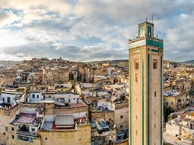 Fès. Fondée par Idris 1er en 789 Ap J.-C., à l'emplacement de l'actuel quartier des Andalous, la capitale spirituelle du Royaume s'est vue attribuer divers surnoms au cours des siècles passés: l'Athènes de l'Afrique, la Reine du Maghreb ou encore la Bagdad du Maghreb.
