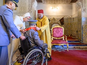 Le Roi Mohammed VI recevant, samedi 22 avril 2023 au Palais Royal de Casablanca, général de corps d’armée Belkhir El Farouk, ancien , Inspecteur général des FAR, commandant la Zone sud.