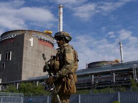 Un soldat russe patrouille sur le territoire de la centrale nucléaire de Zaporijjia, à Energodar, le 1er mai 2022. Cette centrale nucléaire, dans le sud-est de l'Ukraine, est la plus grande centrale nucléaire d'Europe et l'une des 10 plus grandes au monde.