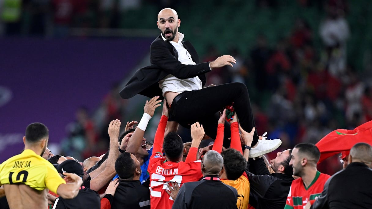 Walid Regragui porté en héros par ses protégés, ce samedi 10 décembre, après la victoire contre le Portugal (1-0)