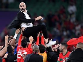 Walid Regragui porté en héros par ses protégés, ce samedi 10 décembre, après la victoire contre le Portugal (1-0)