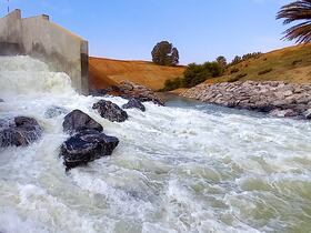 Les eaux de l'Oued Sebou se déversant dans le barrage de Sidi Mohammed Ben Abdellah de Rabat.
