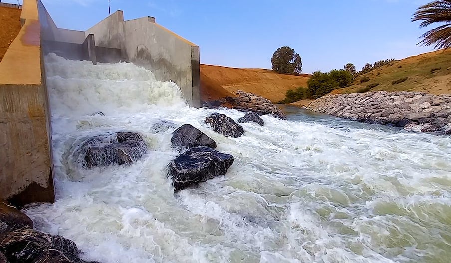 Les eaux de l'Oued Sebou se déversant dans le barrage de Sidi Mohammed Ben Abdellah de Rabat.