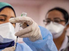 Une infirmière s'apprête à administrer un vaccin contre le Covid-19, à Salé.