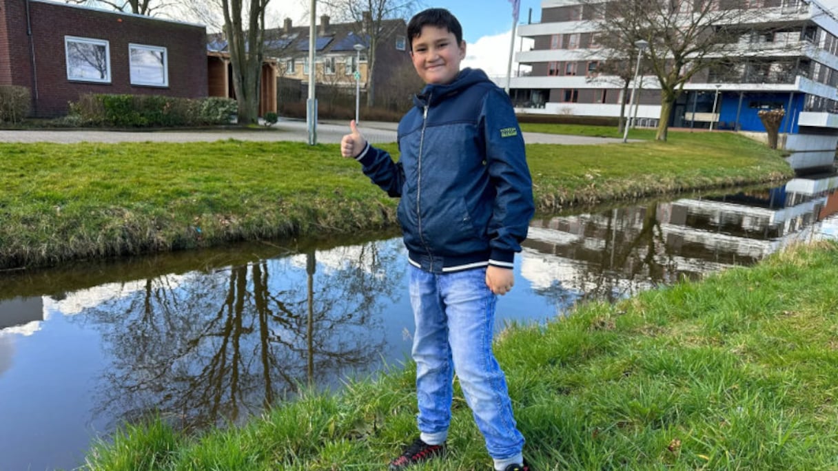 Agé de 11 ans, Khalid Ahriouil est devenu un héros, à Bodegraven aux Pays-Bas, en sauvant une fillette de 4 ans de la voyage, le 11 mars 2025.