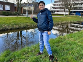 Agé de 11 ans, Khalid Ahriouil est devenu un héros, à Bodegraven aux Pays-Bas, en sauvant une fillette de 4 ans de la voyage, le 11 mars 2025.