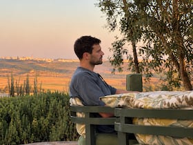 L'acteur Theo James, star de la série "The Gentleman", au restaurant la CIconia, au Chellah à Rabat.