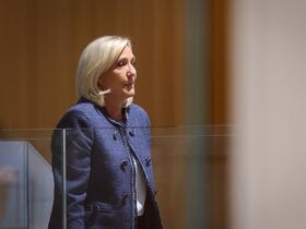 La présidente du groupe parlementaire du Rassemblement national (RN), Marine Le Pen (à gauche), arrive au tribunal de Paris pour le verdict de son procès pour suspicion de détournement de fonds publics européens, à Paris, le 31 mars 2025