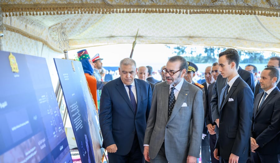 Le roi Mohammed VI, accompagné du prince héritier Moulay El Hassan, lors du lancement des travaux de construction de la plateforme de réserves de première nécessité de la région de Rabat-Salé-Kénitra, le 7 mai 2025. (Crédit photo: MAP)