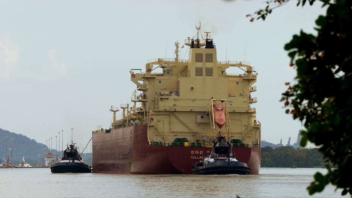Un pétrolier battant pavillon libérien navigue dans le canal de Panama, au Panama, le 20 janvier 2025
