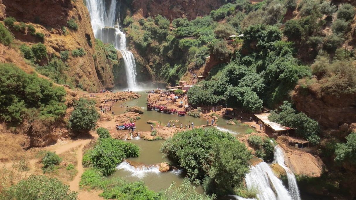 Les cascades d'Ouzoud sont situées sur le site géologique de l'oued Ouzoud à 1.060 mètres d'altitude du massif de l'Atlas. Ses chutes d'eau atteignent 110 mètres de haut. Il existe même un restaurant en face des cascades.