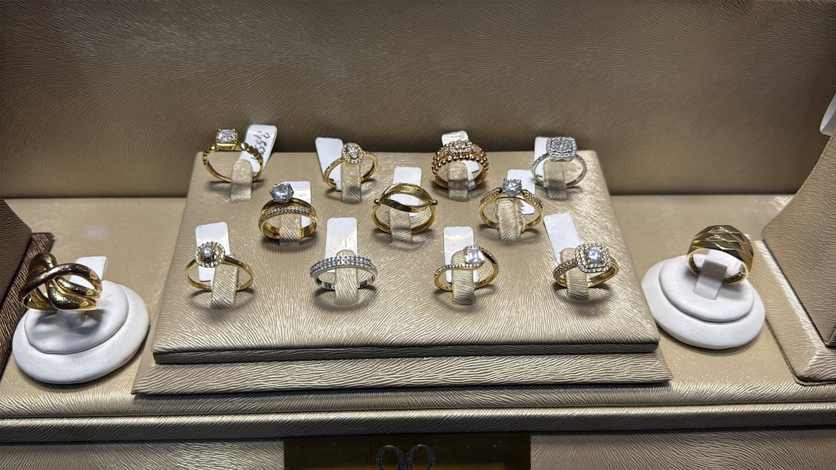 حلي ومجوهرات ذهبية