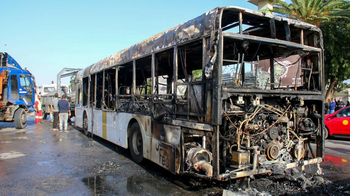 ألسنة النيران تلتهم حافلة للنقل الحضري