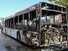 ألسنة النيران تلتهم حافلة للنقل الحضري