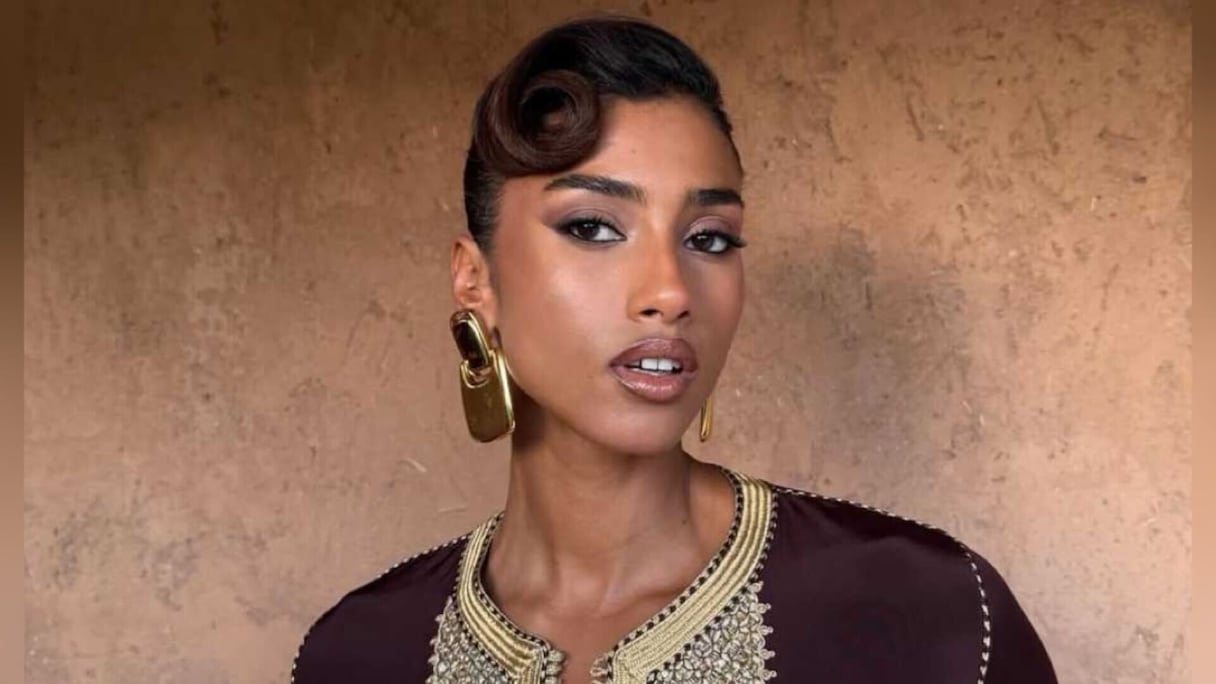 La top model maroco-égyptienne Imaan Hammam, en caftan marocain.