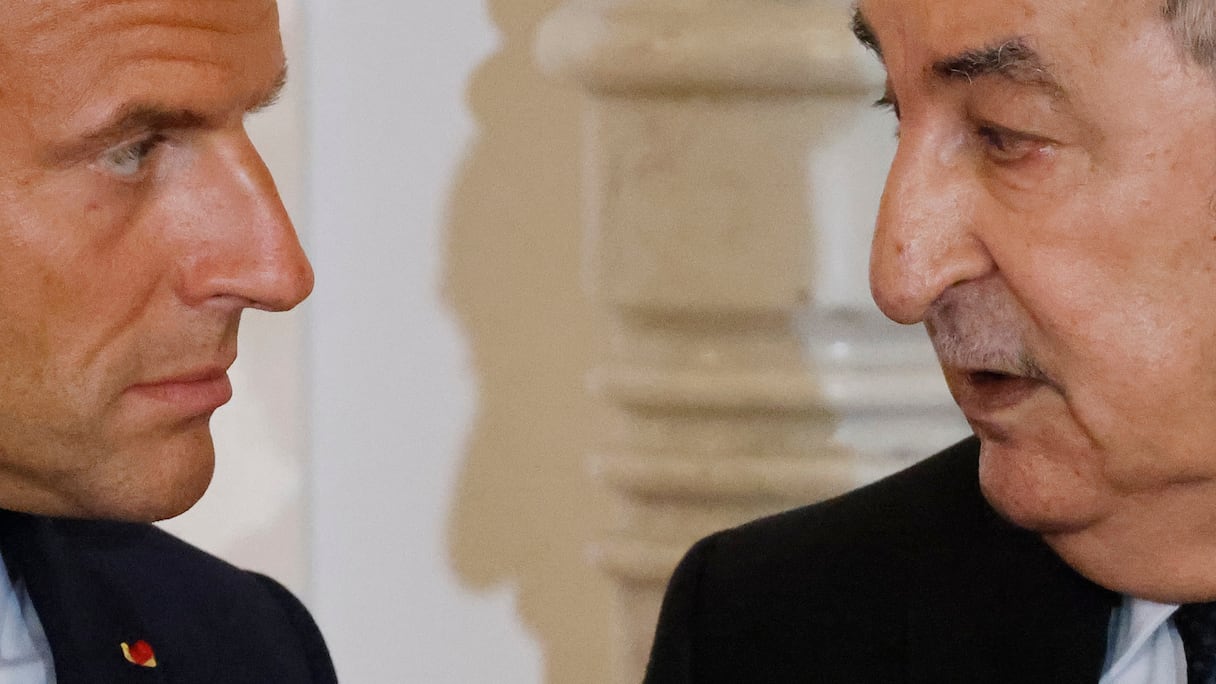 Le président français Emmanuel Macron (à gauche) et le président algérien Abdelmadjid Tebboune au pavillon d'honneur de l'aéroport d'Alger, le 27 août 2022.