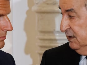 Le président français Emmanuel Macron (à gauche) et le président algérien Abdelmadjid Tebboune au pavillon d'honneur de l'aéroport d'Alger, le 27 août 2022.