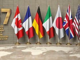 Drapeaux des sept pays composant le G7, dont les économies sont parmi les plus avancées dans le monde: le Canada, la France, l'Allemagne, l'Italie, le Japon, le Royaume-Uni et les États-Unis. (Photo: Getty Images)