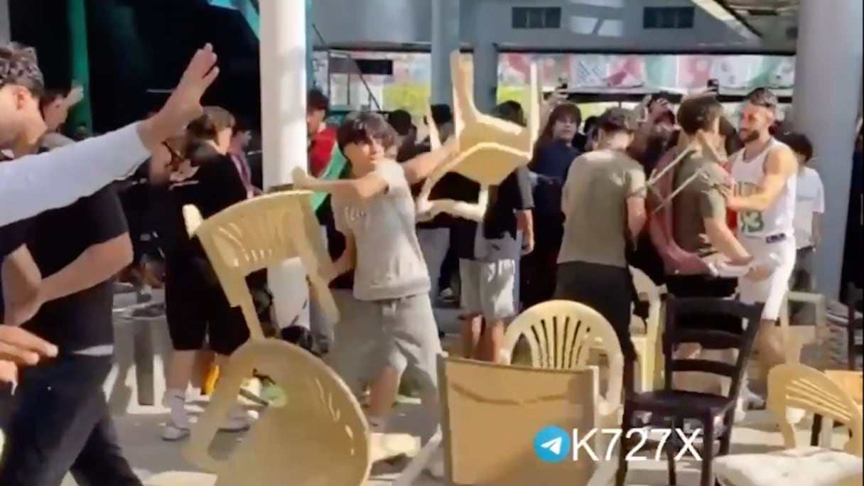 Lors des violences provoquées par les supporters algériens à Doha. (Capture d'écran).