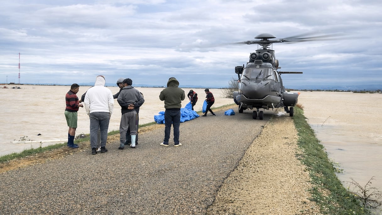 Acheminement aérien d’aides aux sinistrés de douar Derkaoua-Laâroussiyine à Sidi Kacem.