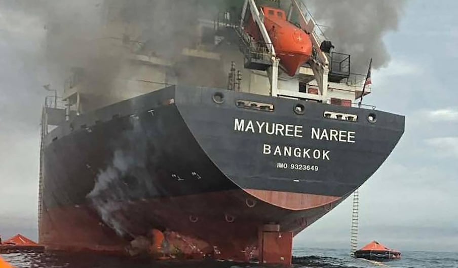 Photo diffusée par la Marine royale thaïlandaise, montrant de la fumée s’élevant du vraquier thaïlandais «Mayuree Naree» près du détroit d’Ormuz après une attaque, le 11 mars 2026.