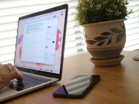 Une personne travaille sur son ordinateur portable depuis un bureau à domicile, à Los Angeles, le 13 août 2021.