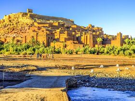 Ksar d'Aït Ben Haddou, près de Ouarzazate. Inscrit au patrimoine mondial de l'Unesco en 1987, bien des films y ont été tournés, dont Lawrence d'Arabie (David Lean, 1962), Jésus de Nazareth (Franco Zeffirelli, 1977) ou encore Kundun (Martin Scorsese, 1997).