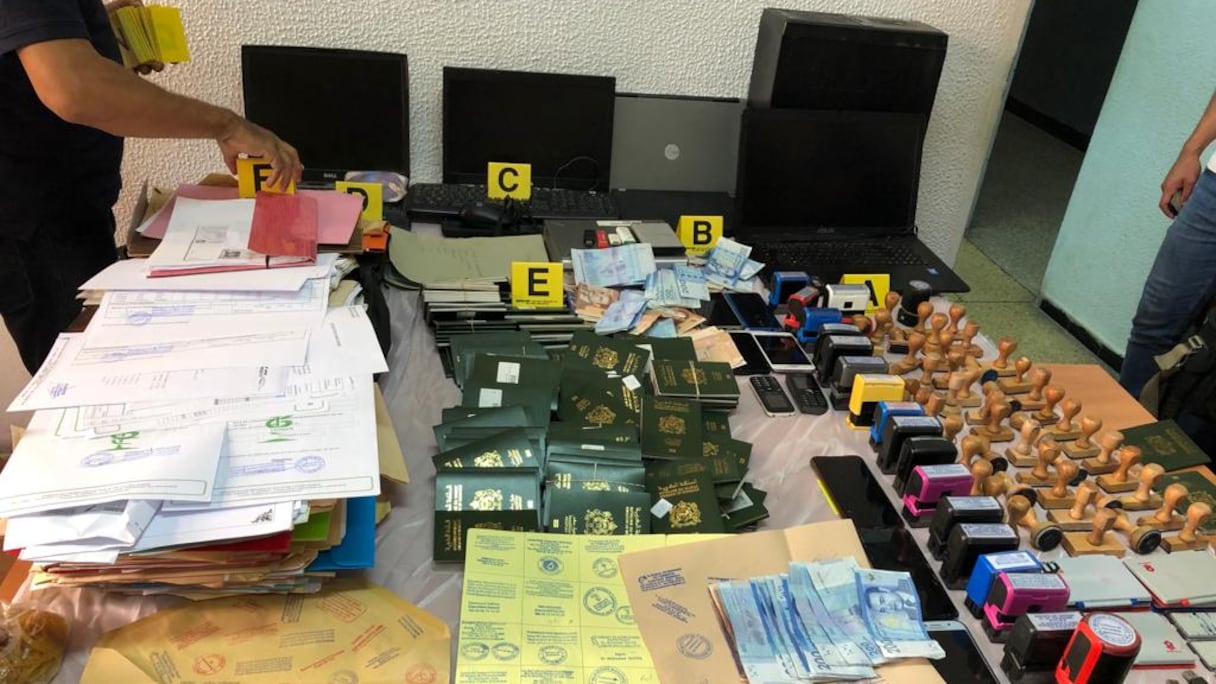 Les objets saisis par la police de Oujda, utilisés dans la falsification de documents d'accès à l'espace Schengen, le mardi 30 août 2022.