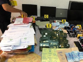 Les objets saisis par la police de Oujda, utilisés dans la falsification de documents d'accès à l'espace Schengen, le mardi 30 août 2022.