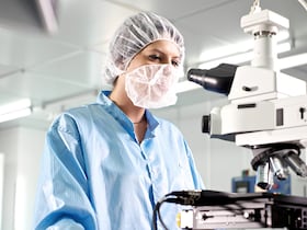 Une chercheuse à la Fondation MAScIR.