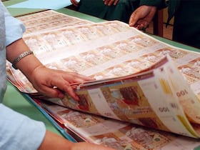 Planches de billets de banque d'une valeur de 100 DH, à Dar As-Sikkah, route de Salé, à Kénitra. Dar As-Sikkah, direction de Bank Al-Maghrib, est la seule habilitée à frapper monnaie au Royaume du Maroc.