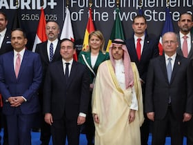 Le Premier ministre et ministre des Affaires étrangères du Qatar, Cheikh Mohammed ben Abdelrahman Al-Thani, le ministre saoudien des Affaires étrangères, le prince Fayçal ben Farhan al-Saoud, le ministre espagnol des Affaires étrangères, José Manuel Albares, et le Premier ministre palestinien, Mohammad Mustafa, posent pour une photo de famille avec les autres participants lors de la réunion « Madrid+ pour la mise en œuvre de la solution à deux États » des nations européennes et arabes, qui s'est tenue à Madrid le 25 mai 2025