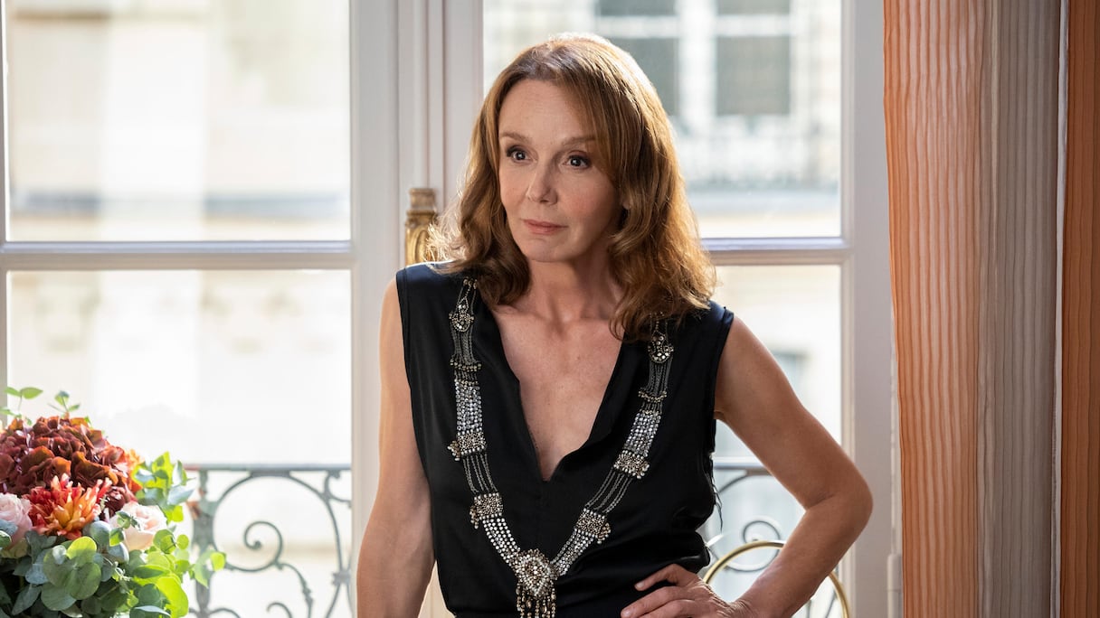 Philippine Leroy-Beaulieu, dans le rôle de Sylvie Grateau, dans la série "Emily in Paris".