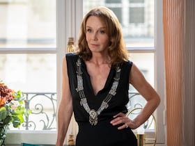 Philippine Leroy-Beaulieu, dans le rôle de Sylvie Grateau, dans la série "Emily in Paris".