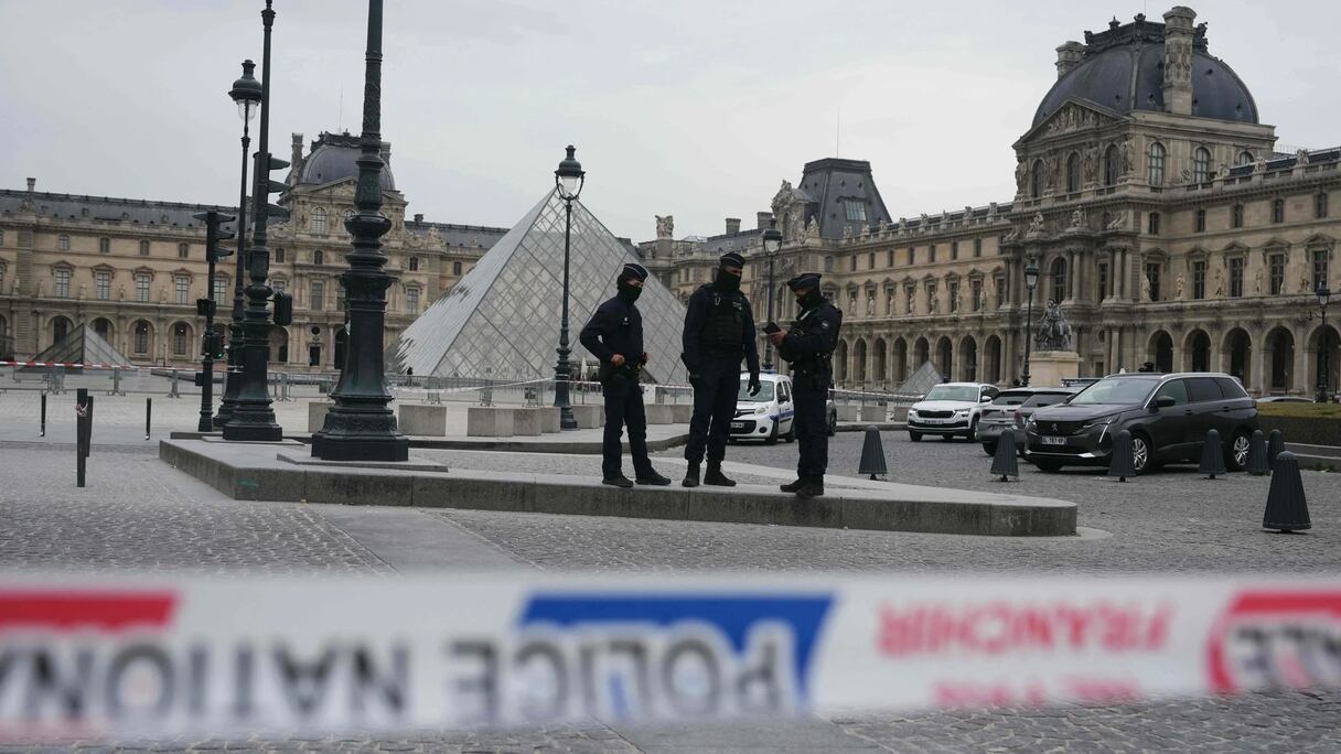 Deux hommes ont été interpellés samedi soir et placés en garde à vue dans l’enquête sur le vol spectaculaire de bijoux patrimoniaux au musée du Louvre le 19 octobre.