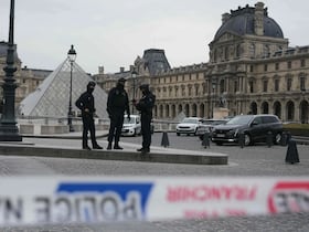 Deux hommes ont été interpellés samedi soir et placés en garde à vue dans l’enquête sur le vol spectaculaire de bijoux patrimoniaux au musée du Louvre le 19 octobre.