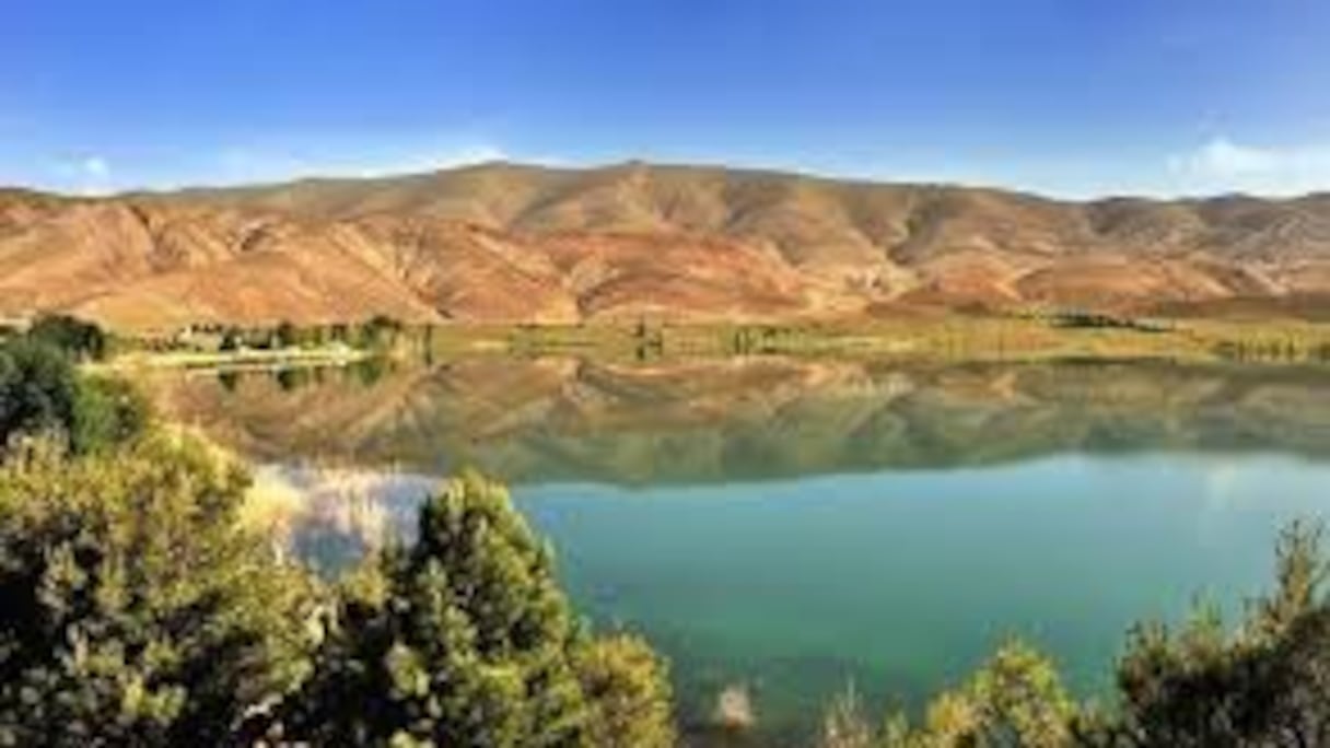 L'un des lacs Isli et Tislit, à Imilchil (Haut Atlas). A une altitude de 2.272 et 2.266 mètres, les cratères de ces deux lacs, distants de 9,4 km, sont dûs à l'écrasement d'une même météorite, qui s'est vraisemblablement brisée dans l'atmosphère.