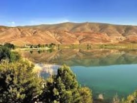 L'un des lacs Isli et Tislit, à Imilchil (Haut Atlas). A une altitude de 2.272 et 2.266 mètres, les cratères de ces deux lacs, distants de 9,4 km, sont dûs à l'écrasement d'une même météorite, qui s'est vraisemblablement brisée dans l'atmosphère.