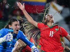 La gardienne du Maroc Khadija Er-Rmichi (à gauche) et la joueuse Fatima Tagnaout après leur qualification pour les huitièmes de finale contre la Colombie, le 3 août 2023