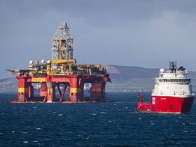 La plateforme de forage Stena Don (à gauche), propriété de Stena Drilling, est capable de réaliser des forages dans les environnements les plus difficiles.