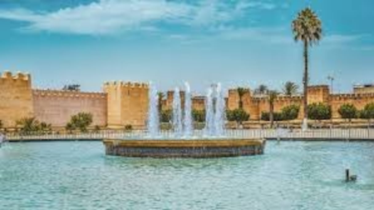 Taroudant. L’une des capitales de la dynastie Saâdienne (XVIe-XVIIe) est ceinte de 6 km de remparts, édifiés par Mohammed Echeikh Sâadi, qui construisit aussi la grande mosquée de la ville. Ravagée par les flammes en 2013, elle a été réhabilitée depuis.