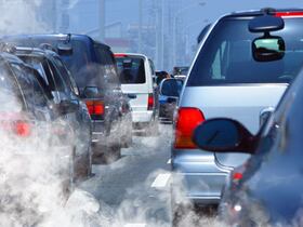 Les pots d'échappement des véhicules rejettent d'importantes quantités de CO2, gaz à effet de serre, dans l'atmosphère.