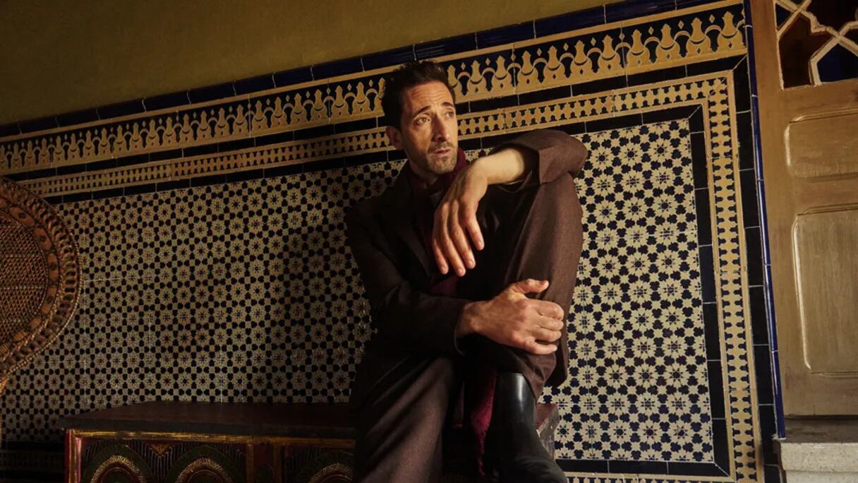 L'acteur Adrian Brody, nouveau visage de la marque de voyage de luxe Monos, dans un court-métrage publicitaire tourné au Maroc.
