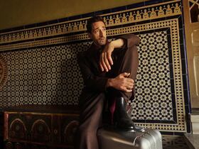 L'acteur Adrian Brody, nouveau visage de la marque de voyage de luxe Monos, dans un court-métrage publicitaire tourné au Maroc.