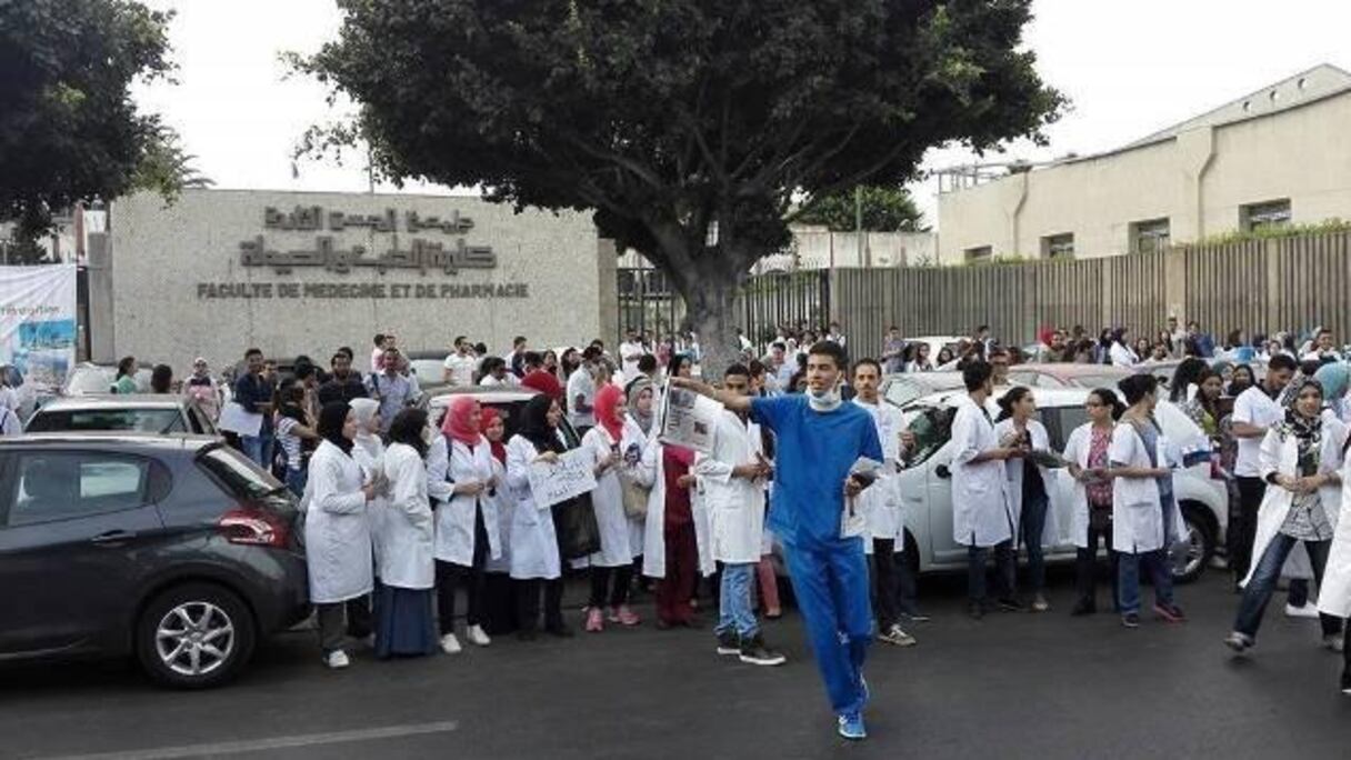 Les étudiants en médecine, en grève devant la Faculté de Casablanca.