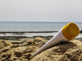 Cet été, on opte pour des crèmes solaires "ocean-friendly", à base d’ingrédients naturels, de filtres minéraux et d’huiles végétales biodégradables.