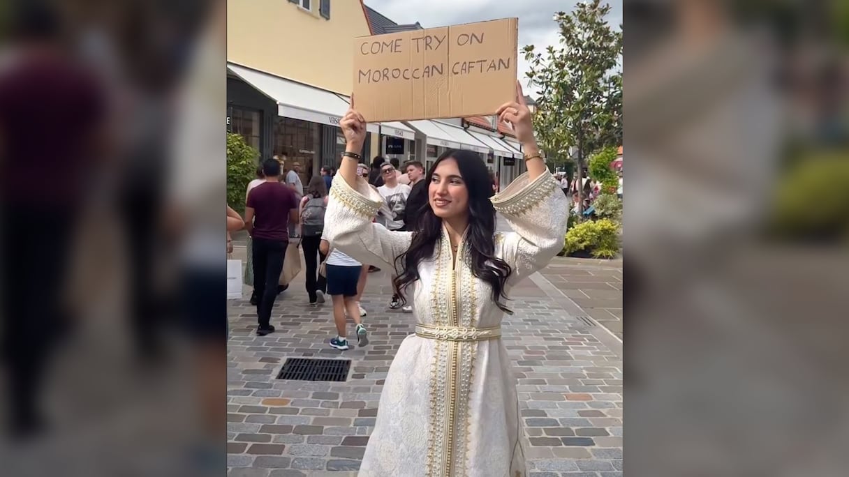 Widad Dahchar, influenceuse marocaine, en caftan, à La Vallée Village, à Paris.